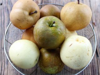 2、秋梨膏,准备好9个梨