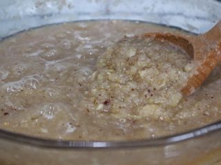 12、秋梨膏,转小火,慢炖45分钟。多次搅拌以免粘锅