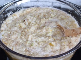 10、秋梨膏,放入锅内