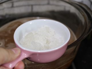 16、秋梨膏,放入冰糖,小火慢熬2小时以上