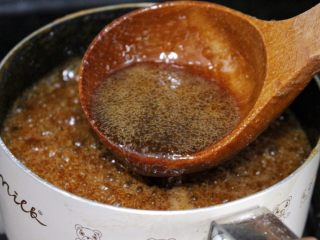 17、秋梨膏,熬制粘稠,最好用不粘锅熬制,熬制时多次搅拌以免粘锅