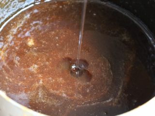 18、秋梨膏,冷却后放入蜂蜜,搅拌均匀即可