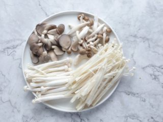 3、什锦菇沙拉,各种菌菇都洗干净待用。