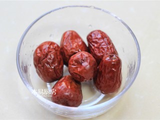 2、小米红枣粥,红枣用清水冲吸干净。