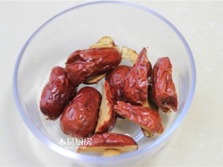 3、小米红枣粥,用剪刀把红枣从中间剪开，去掉枣核（饮用枣核熬煮的汤水容易使人上火，去枣核这一步对易上火体质的人群尤其重要）。