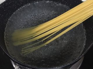 1、火腿奶油意面,1️⃣ 锅中加入适量水，煮沸后加入少量食盐，放入意面煮10-15分钟。