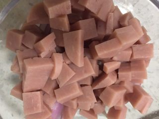 3、火腿奶油意面,3️⃣ 火腿切丁。