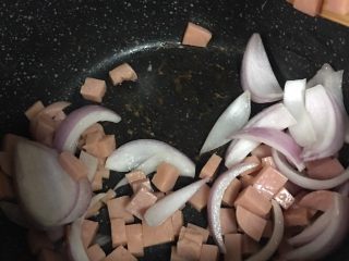 6、火腿奶油意面,6️⃣ 加入洋葱爆香，翻炒至香味溢出。