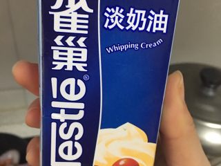 7、火腿奶油意面,7️⃣ 准备100ml淡奶油，倒入锅中。
