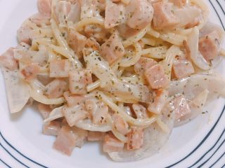 11、火腿奶油意面,1️⃣1️⃣ 出锅，倒入适量罗勒碎（可加可不加）摆盘，完成～