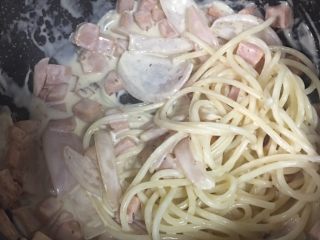 9、火腿奶油意面,9️⃣ 加入意面搅拌均匀。