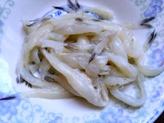 1、炸银鱼,银鱼洗净沥干水分