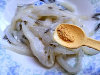 2、炸银鱼,放入姜粉