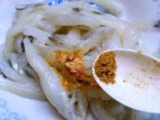 3、炸银鱼,放入五香粉