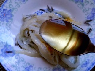 5、炸银鱼,放入料酒