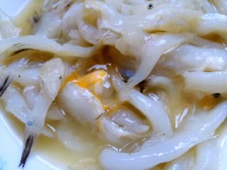 7、炸银鱼,放入蛋白