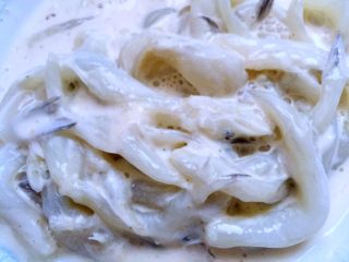 9、炸银鱼,搅拌均匀