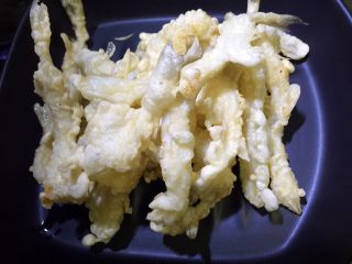 11、炸银鱼,当银鱼从油的底部浮起时就熟了，捞出沥干油分