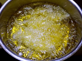 10、炸银鱼,锅内放油烧至五成热，将银鱼一条条的放入锅内炸