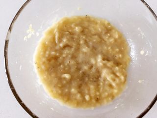 2、香蕉蓝莓松饼,香蕉剥皮,用叉子捣成泥