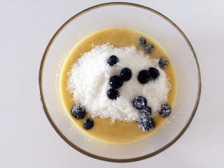 5、香蕉蓝莓松饼,加入面粉、椰丝和蓝莓