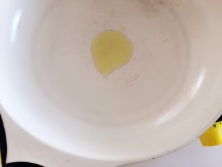 7、香蕉蓝莓松饼,平底锅加橄榄油,中火热锅2-3分钟