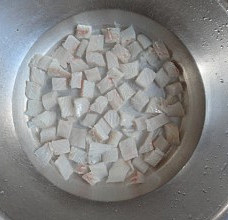 7、杏鲍菇爆鲈鱼,切好的肉放入水中洗掉粘液和腥味