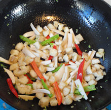 17、杏鲍菇爆鲈鱼,加入鱼肉粒炒