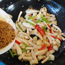 18、杏鲍菇爆鲈鱼,调味汁拌匀，淋入后炒一炒