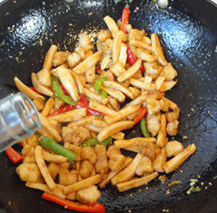 19、杏鲍菇爆鲈鱼,最后加入料酒去腥炒匀出锅