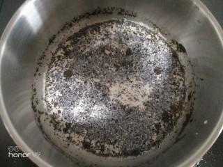 3、普洱茶牛奶戚风蛋糕,纯牛奶，普洱茶碎放一起。