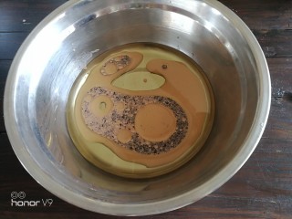 5、普洱茶牛奶戚风蛋糕,玉米油，纯牛奶，普洱茶碎搅拌均匀。烤箱160度预热10分钟。