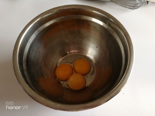 7、普洱茶牛奶戚风蛋糕,分离蛋黄。