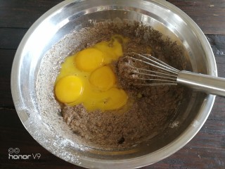 9、普洱茶牛奶戚风蛋糕,再加入蛋黄，同样采用z字形搅拌。