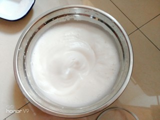 12、普洱茶牛奶戚风蛋糕,到比较细腻的时候放入第二次的糖粉，用3档中速打发。