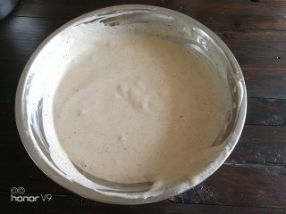 16、普洱茶牛奶戚风蛋糕,同样采用切拌的方法进行，速度要稍微快一点，以免产生大气泡。