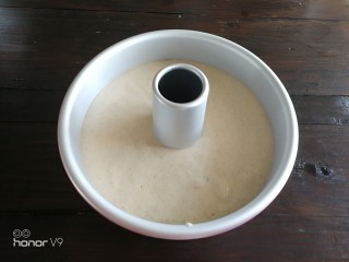 17、普洱茶牛奶戚风蛋糕,将面糊从15~20CM高度倒入模具里面，震几下模具，将空气震出来。