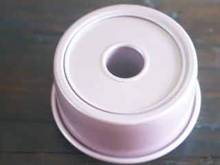 18、普洱茶牛奶戚风蛋糕,然后倒扣晾凉，用保鲜袋装起来，放冰箱冷藏。