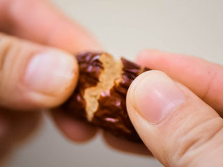 3、砂锅炖梨,红枣稍微撕开一点点。