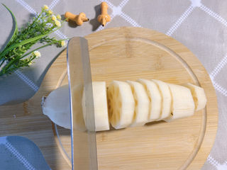 2、糖醋藕丁,莲藕先切成厚片