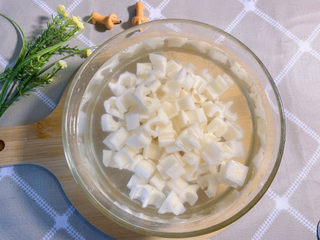 5、糖醋藕丁,泡在水里备用，这样可以洗掉表面的淀粉，还可以防止莲藕氧化变黑