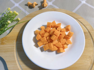 6、糖醋藕丁,胡萝卜切丁