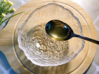 7、糖醋藕丁,开始调糖醋汁，一勺料酒，一勺生抽，一勺老抽