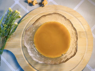 9、糖醋藕丁,最后加一勺淀粉，搅匀备用。