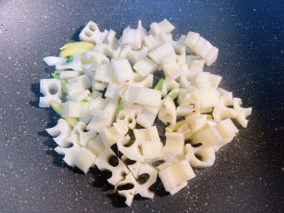 11、糖醋藕丁,加入藕丁翻炒