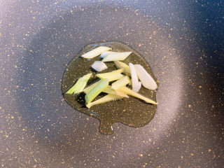 10、糖醋藕丁,葱姜爆香