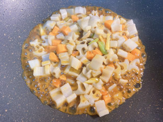 13、糖醋藕丁,倒入调好的糖醋汁，中小火慢慢收汁