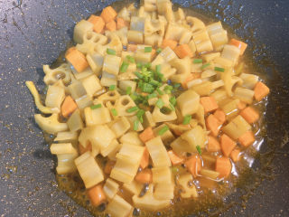 14、糖醋藕丁,出锅前来一把灵魂葱花