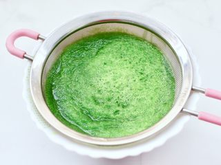 4、椰蓉黄瓜冻,把榨好的黄瓜汁过滤。