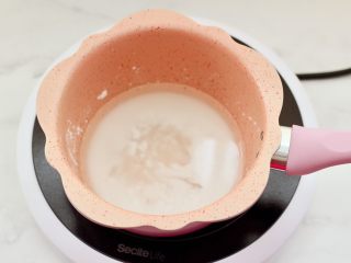 5、椰蓉黄瓜冻,锅中倒入200克清水，加入豌豆粉和白糖搅拌均匀。